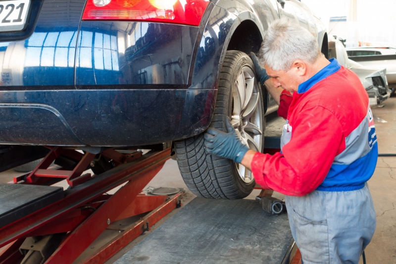 ecommerce-MONTMEYAN-min_auto_repair_repair_lift_auto_mechanic_work_clothes_master_professional_man_of_the_fold-685629