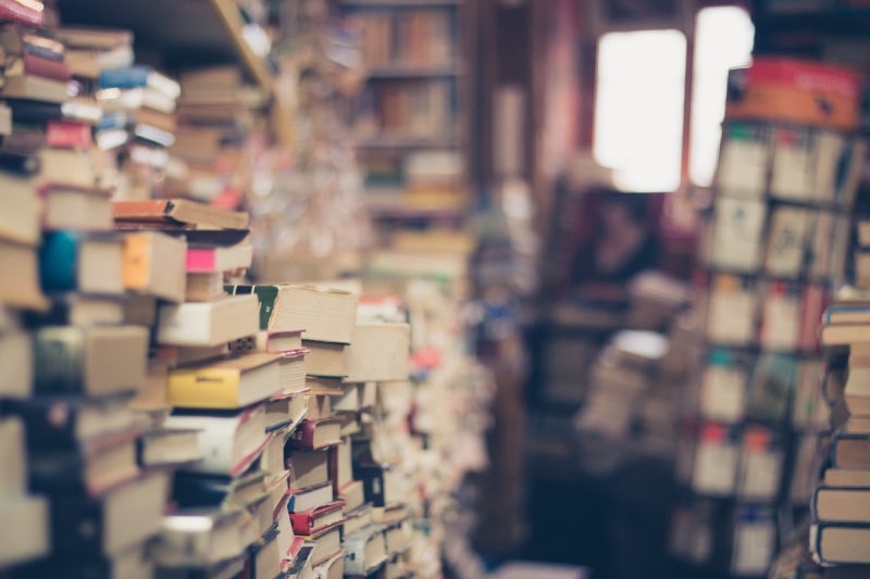 ecommerce-MONTMEYAN-min_books_stack_book_store_stack_of_books_2nd_hand_retro_hipster_shop-829090