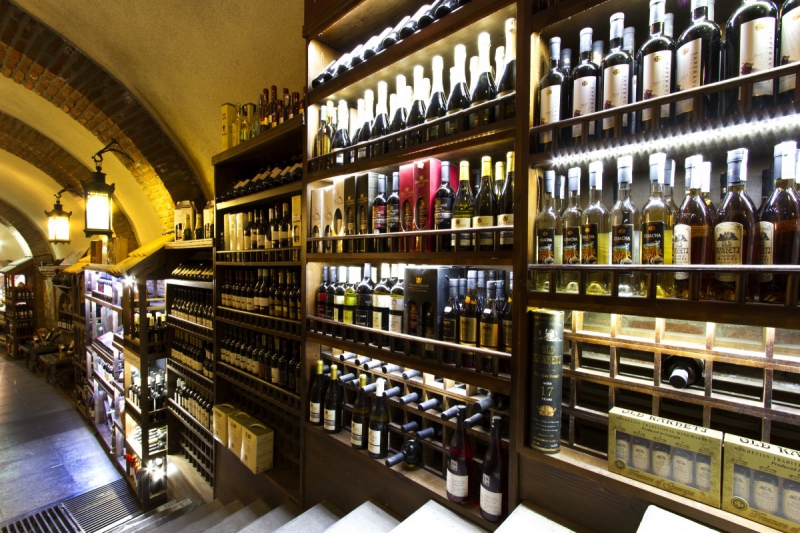 ecommerce-MONTMEYAN-min_world_street_travel_shop_canon_georgia_wine_bottles-429767